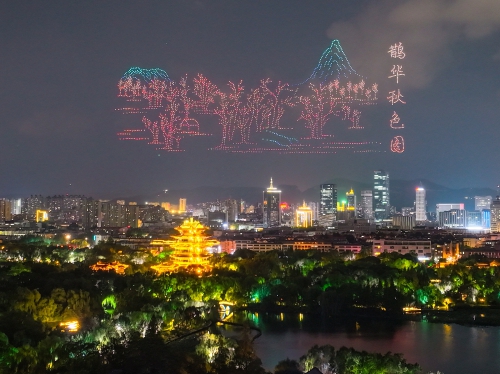 “泉染星穹”无人飞机秀：看见一座古城的现代脉动