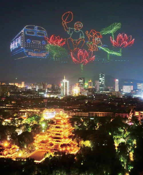 “泉染星穹”无人飞机秀：看见一座古城的现代脉动