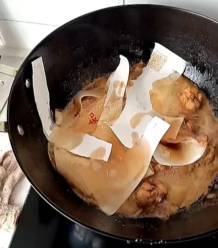 学生用录取通知书做饭？高校回应