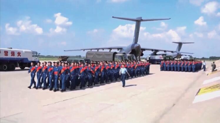 超有排面！他们从济南乘运-20去上学