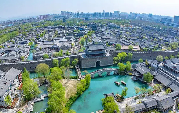 花火音乐会在明水古城上演歌手花粥、邵帅献唱