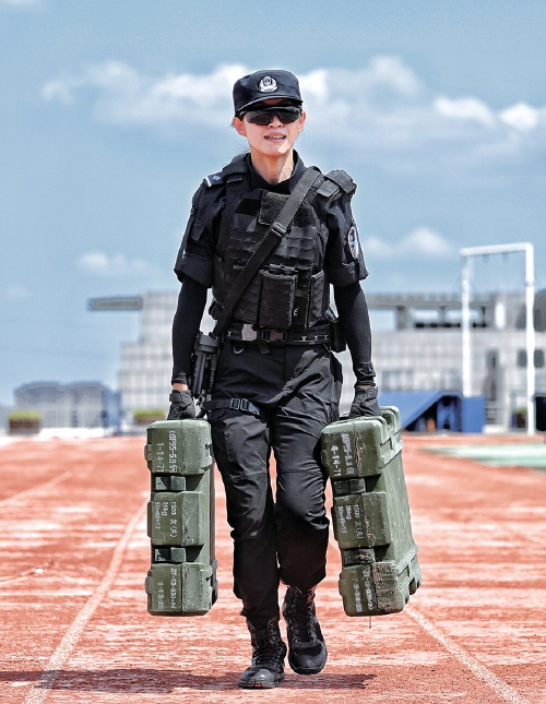 热练！三伏天里特巡警队员不惧高温热血开练