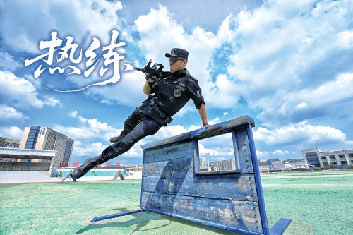 热练！三伏天里特巡警队员不惧高温热血开练