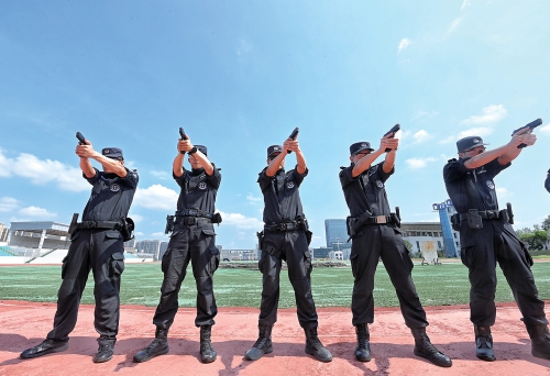 热练！三伏天里特巡警队员不惧高温热血开练