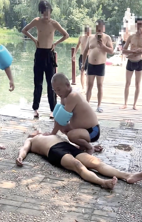 “亲手将一个生命稳稳托住！”济南多名市民十余分钟合力救下溺水者