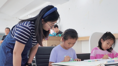 融媒·见证丨社区探索培育社会企业，居民家门口享受“全龄服务”——“社区公司”的新尝试