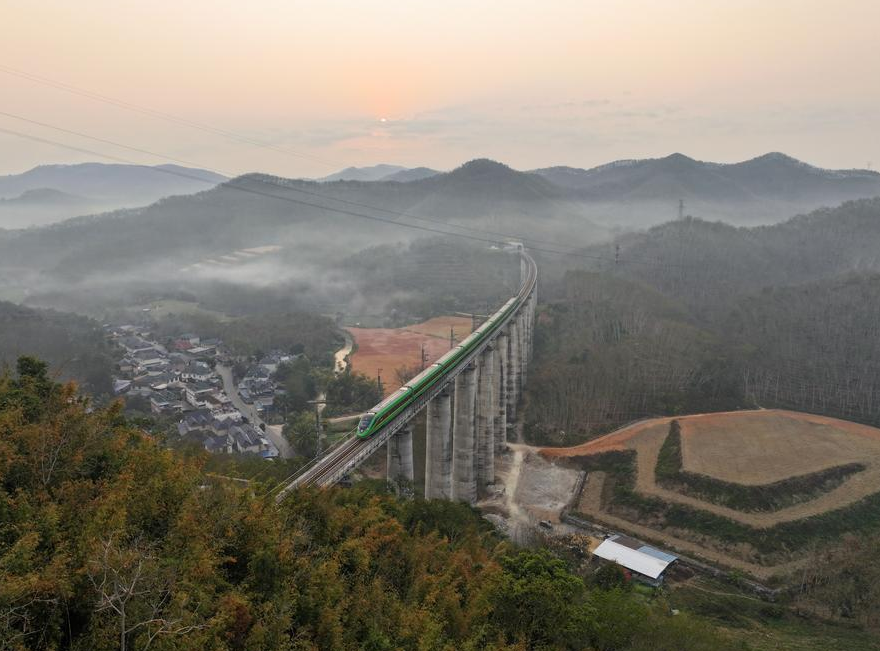 По железной дороге Китай-Лаос перевезено свыше 14 млн тонн импортно-экспортных грузов