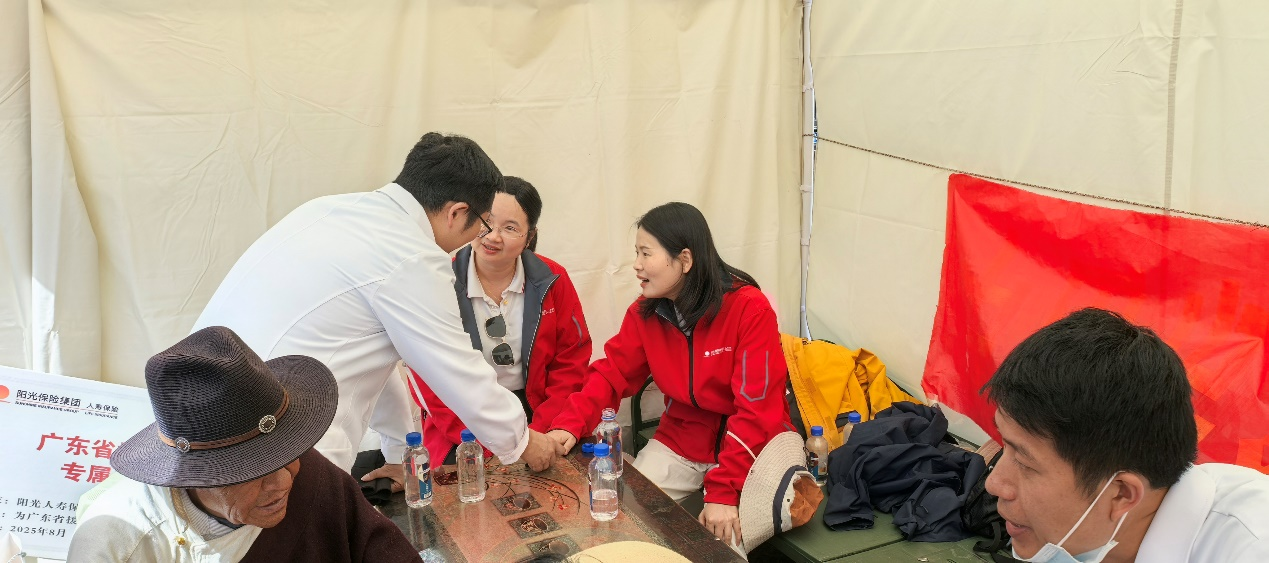 阳光人寿广东分公司慰问援藏医疗队 用保险守护高原“医者仁心”