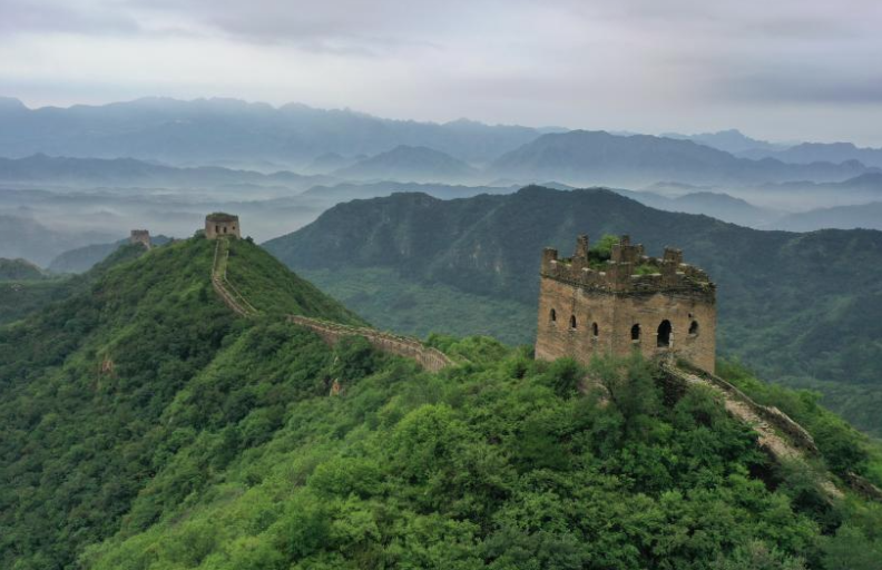 Утренний пейзаж у заставы Сыматай на Великой Китайской стене на окраине Пекина