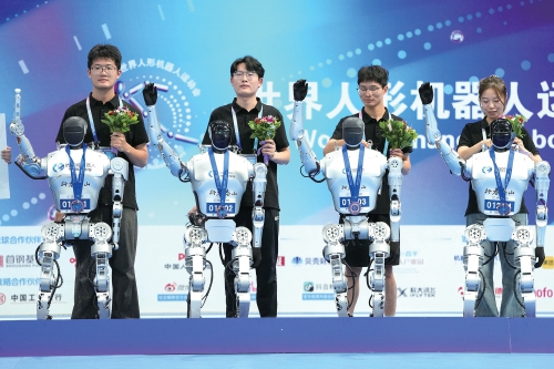 “行者泰山”在2025世界人形机器人运动会上获佳绩 济南造机器人为什么行？