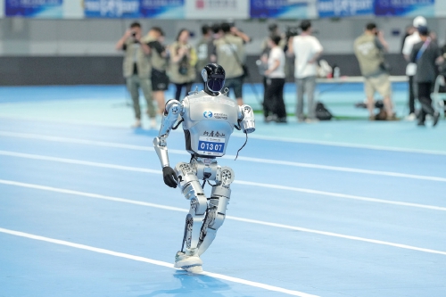 “行者泰山”在2025世界人形机器人运动会上获佳绩 济南造机器人为什么行？