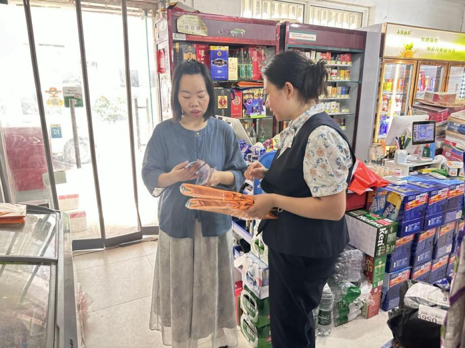 民生银行济南西城支行走进商铺开展征信知识宣传活动