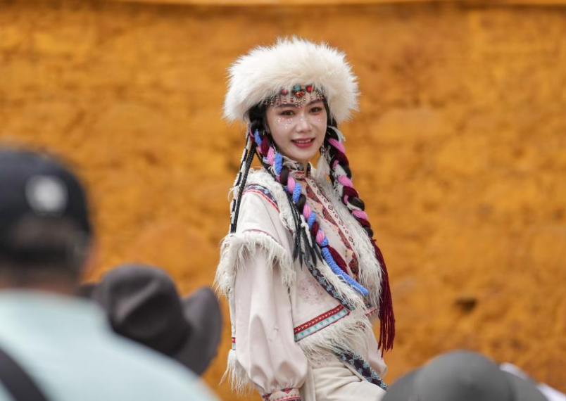 Туристы в Сицзане нарядились в традиционные тибетские наряды