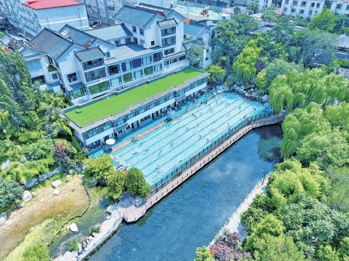 一年四季 泉在济南丨泉城高温持续，市民泉水浴场戏水享清凉