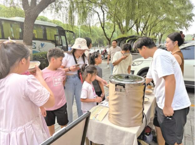 免费品泉水大碗茶老字号“快闪”济南街头