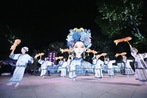 “湖畔雨荷”作为长期景观，已于昨日迁移至大明湖北岸