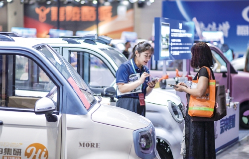 新能源车展在济南黄河国际会展中心开启，600余家企业参展