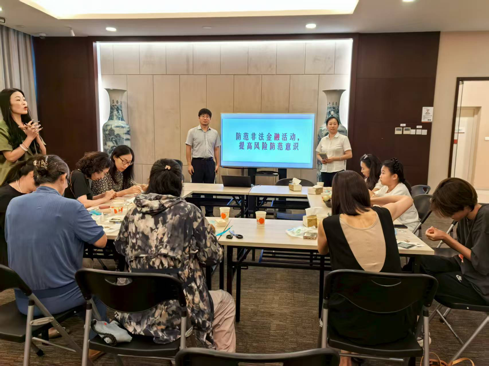 广发银行东营分行营业部开展”点翠沙龙绘精致 金融服务伴安心“主题宣传活动