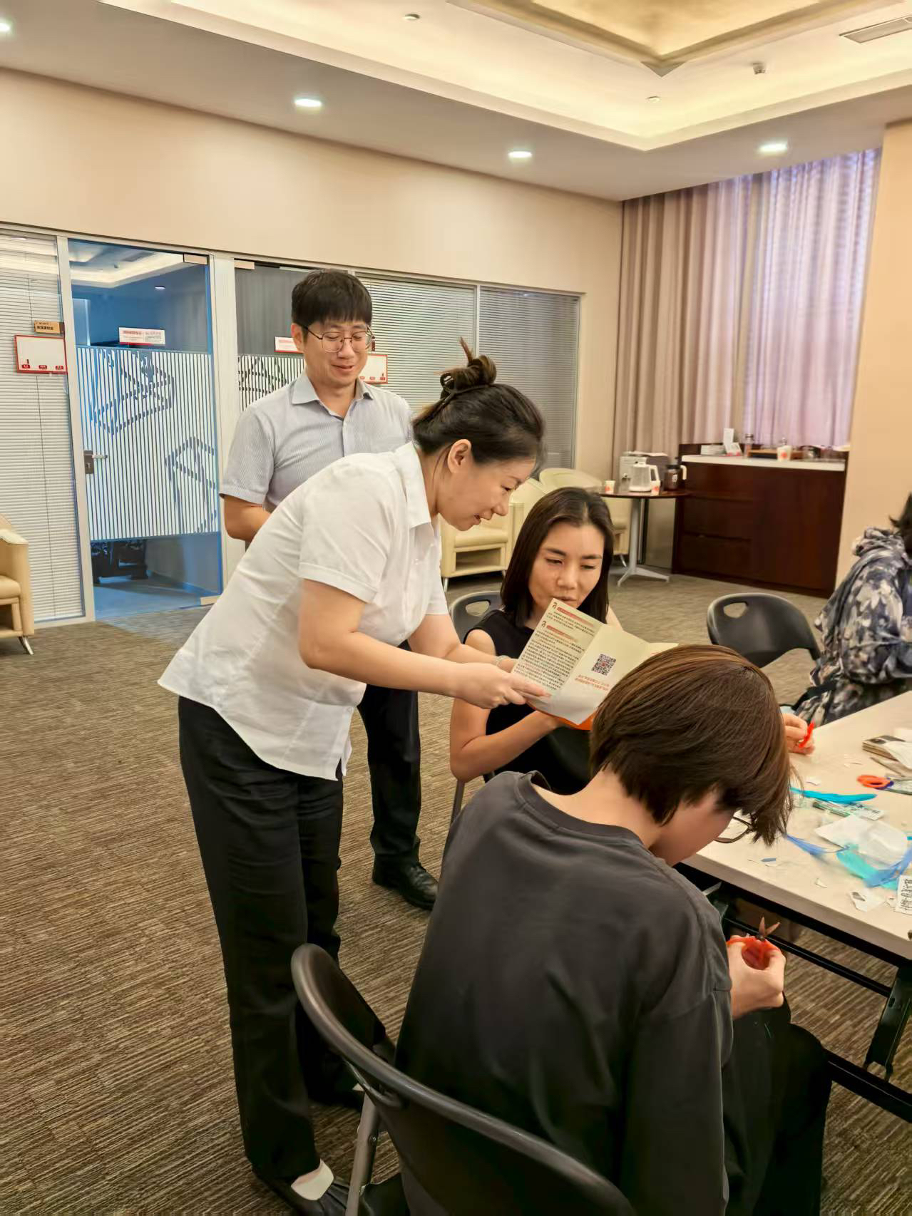 广发银行东营分行营业部开展”点翠沙龙绘精致 金融服务伴安心“主题宣传活动