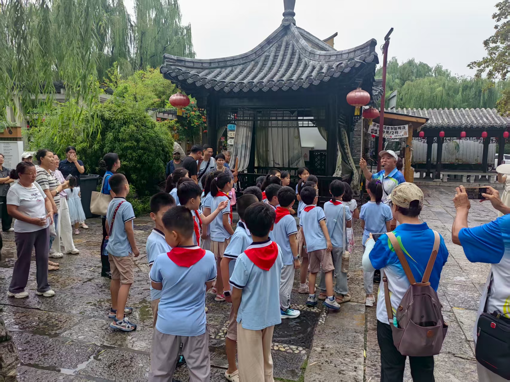 山东师范大学附属小学四(一)中队开展“听老济南人讲古城建筑之美”主题寻访实践活动