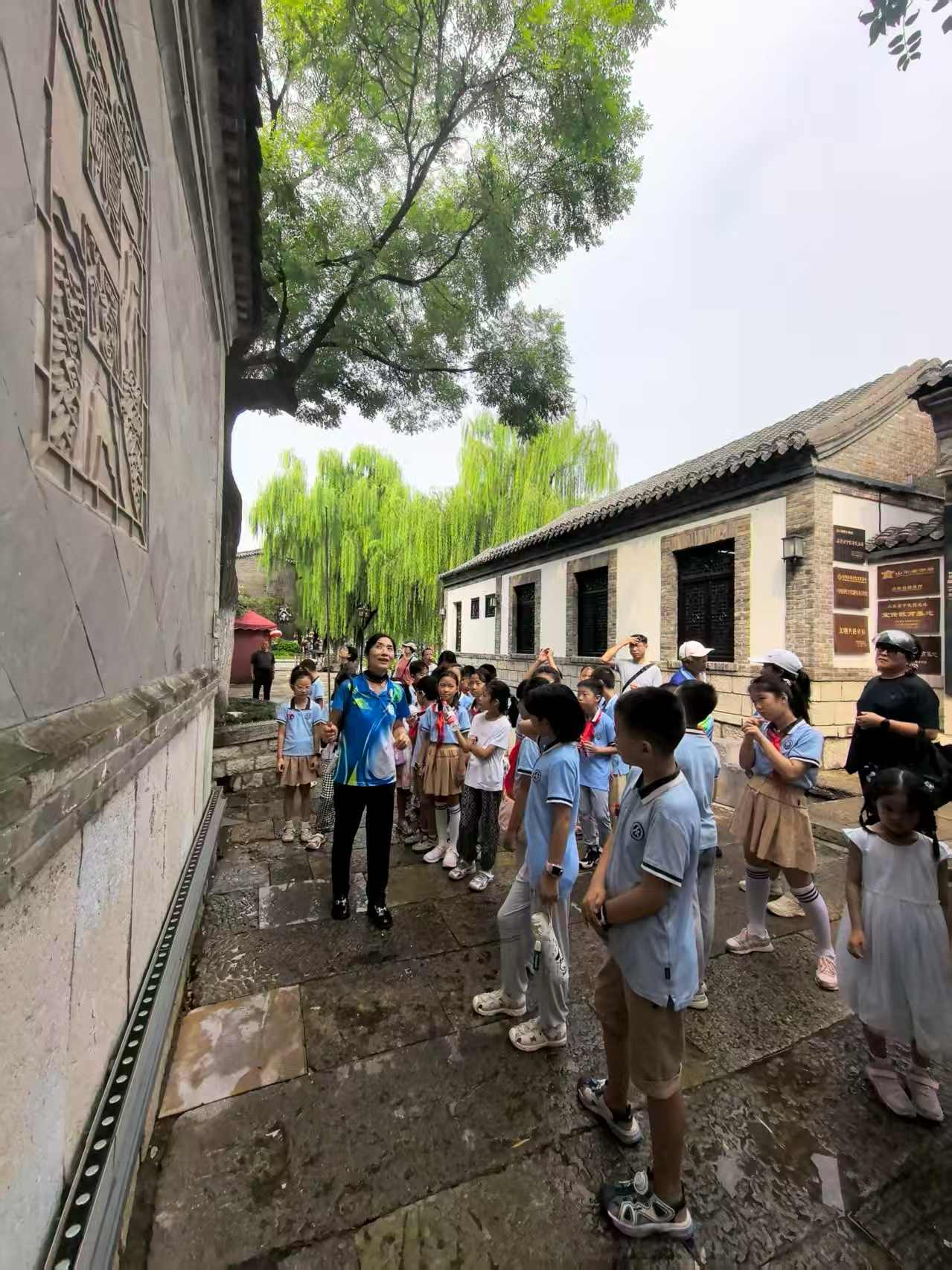 山东师范大学附属小学四(一)中队开展“听老济南人讲古城建筑之美”主题寻访实践活动