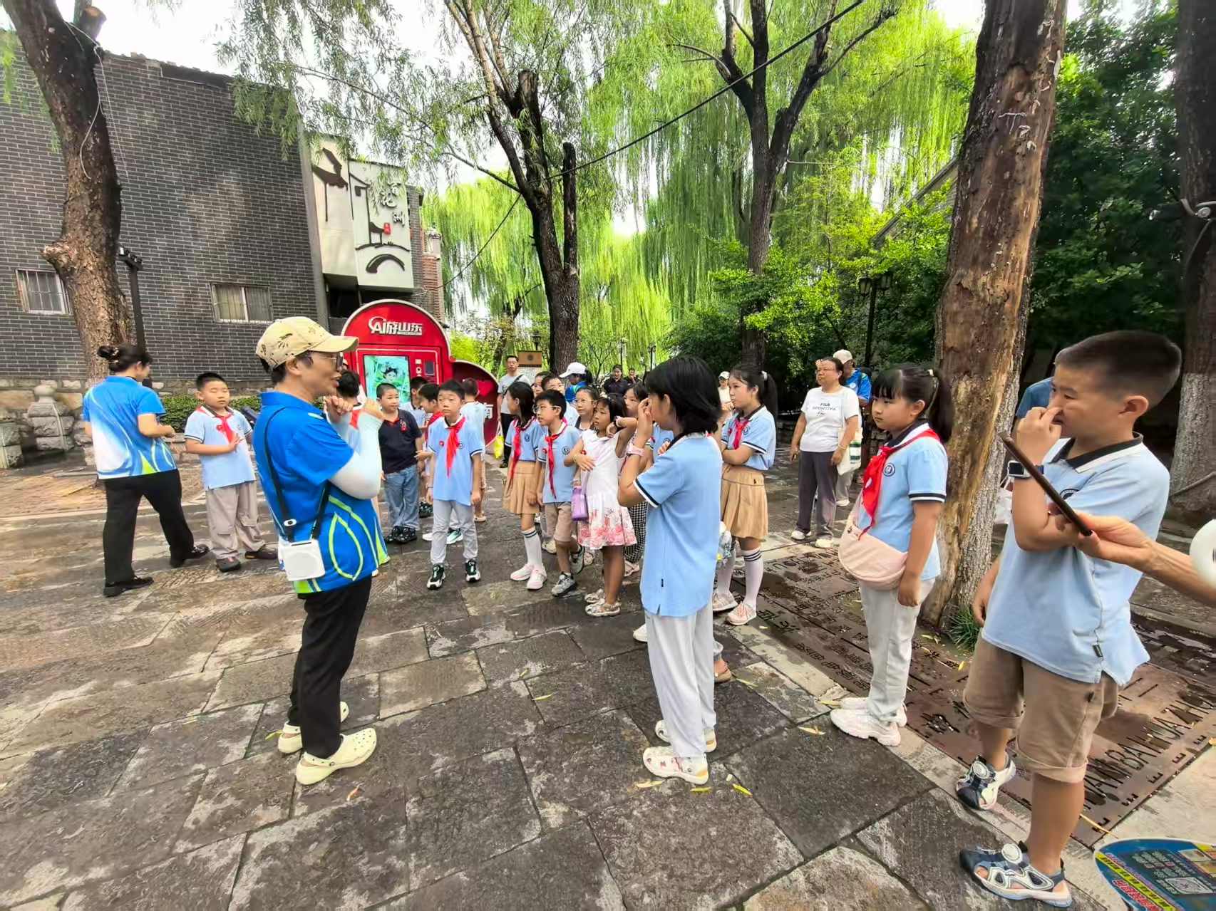 山东师范大学附属小学四(一)中队开展“听老济南人讲古城建筑之美”主题寻访实践活动