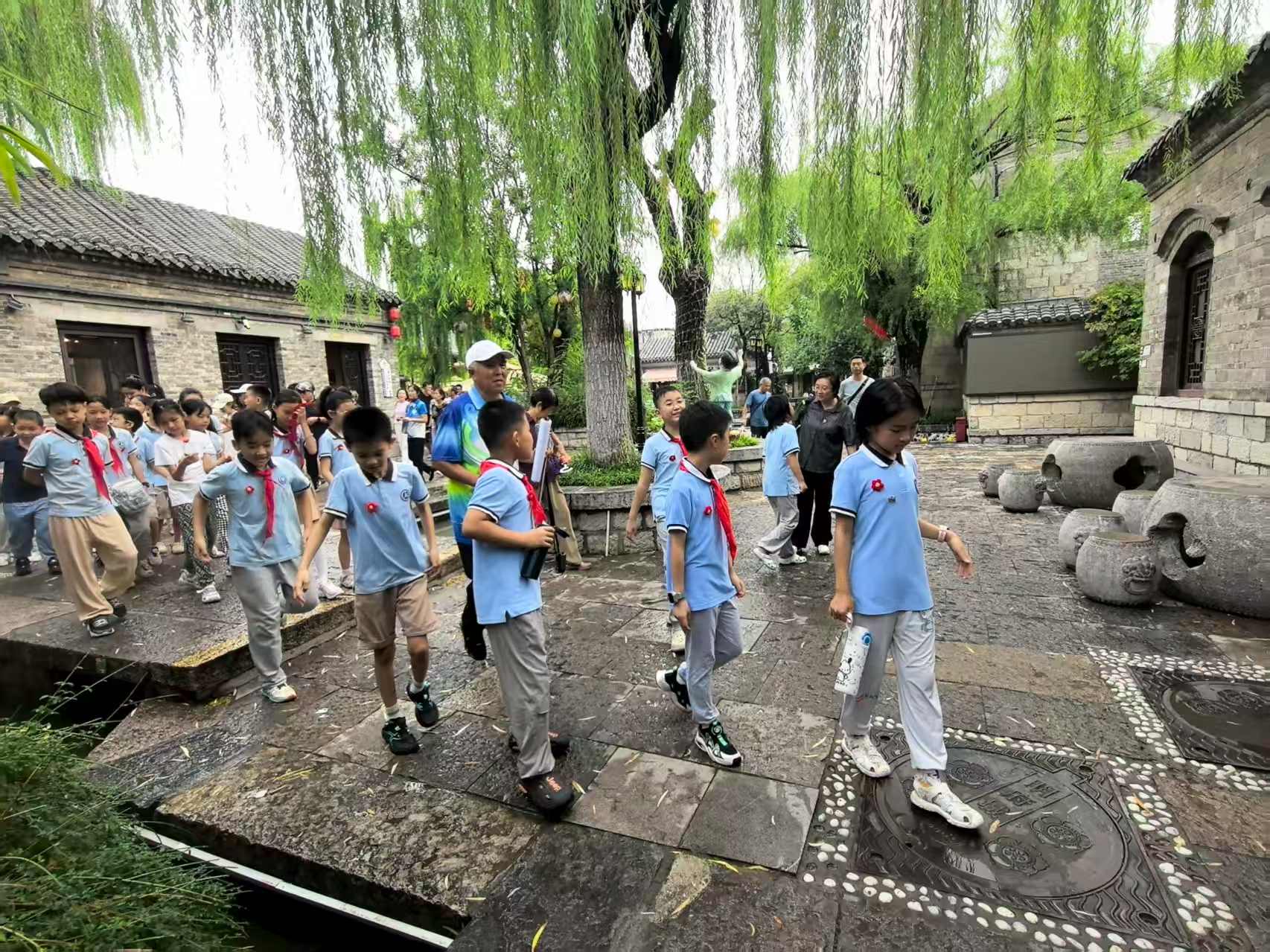 山东师范大学附属小学四(一)中队开展“听老济南人讲古城建筑之美”主题寻访实践活动