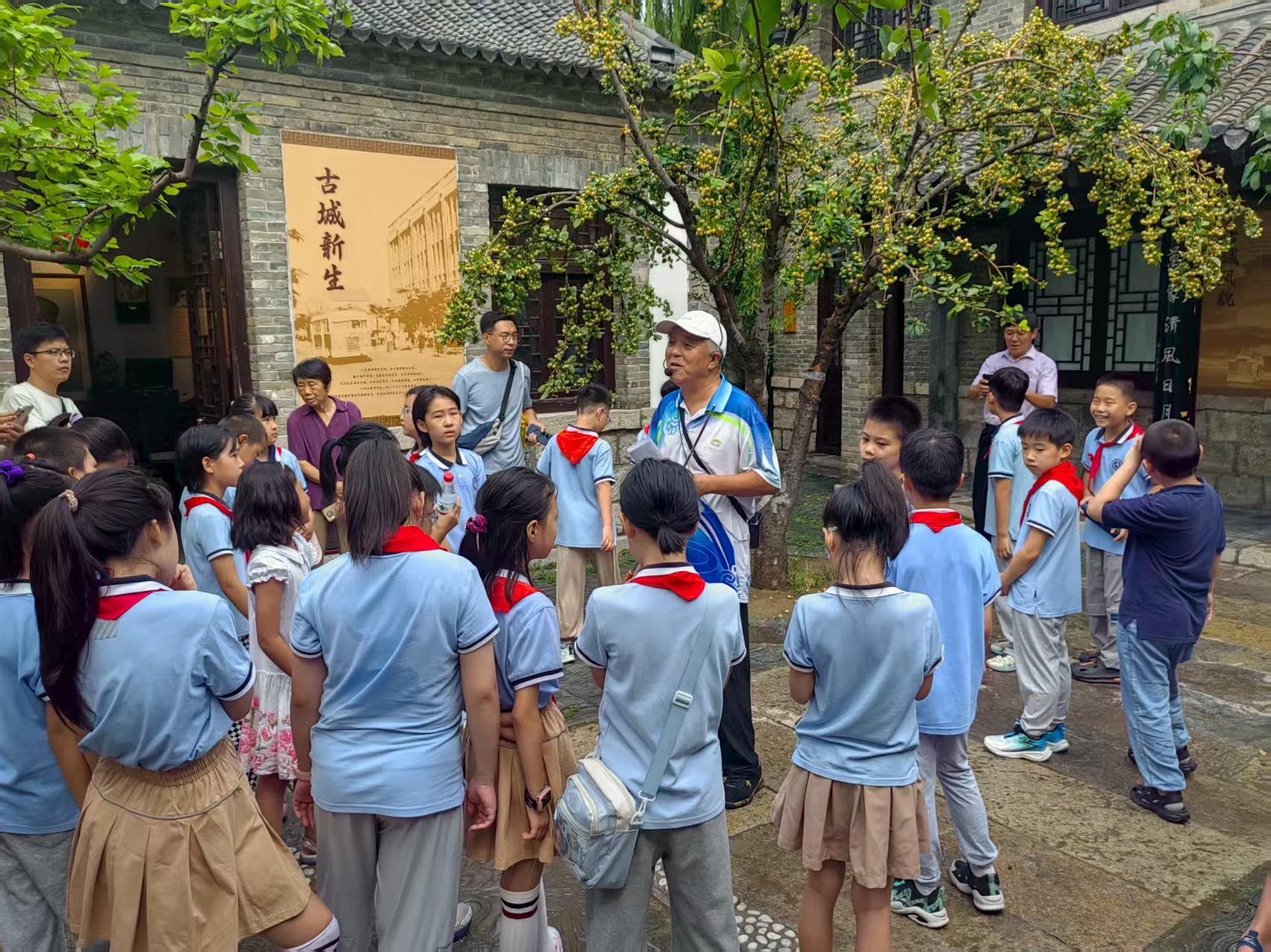 山东师范大学附属小学四(一)中队开展“听老济南人讲古城建筑之美”主题寻访实践活动
