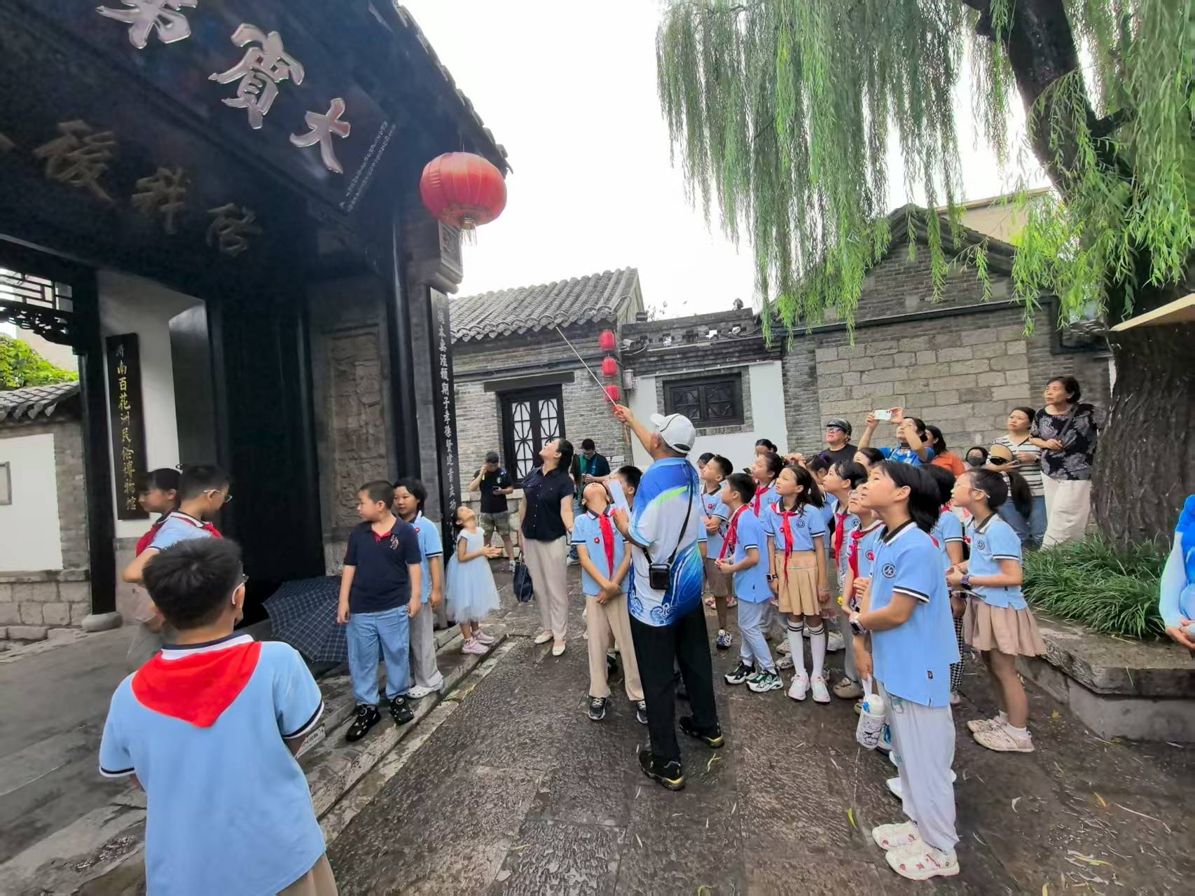 山东师范大学附属小学四(一)中队开展“听老济南人讲古城建筑之美”主题寻访实践活动