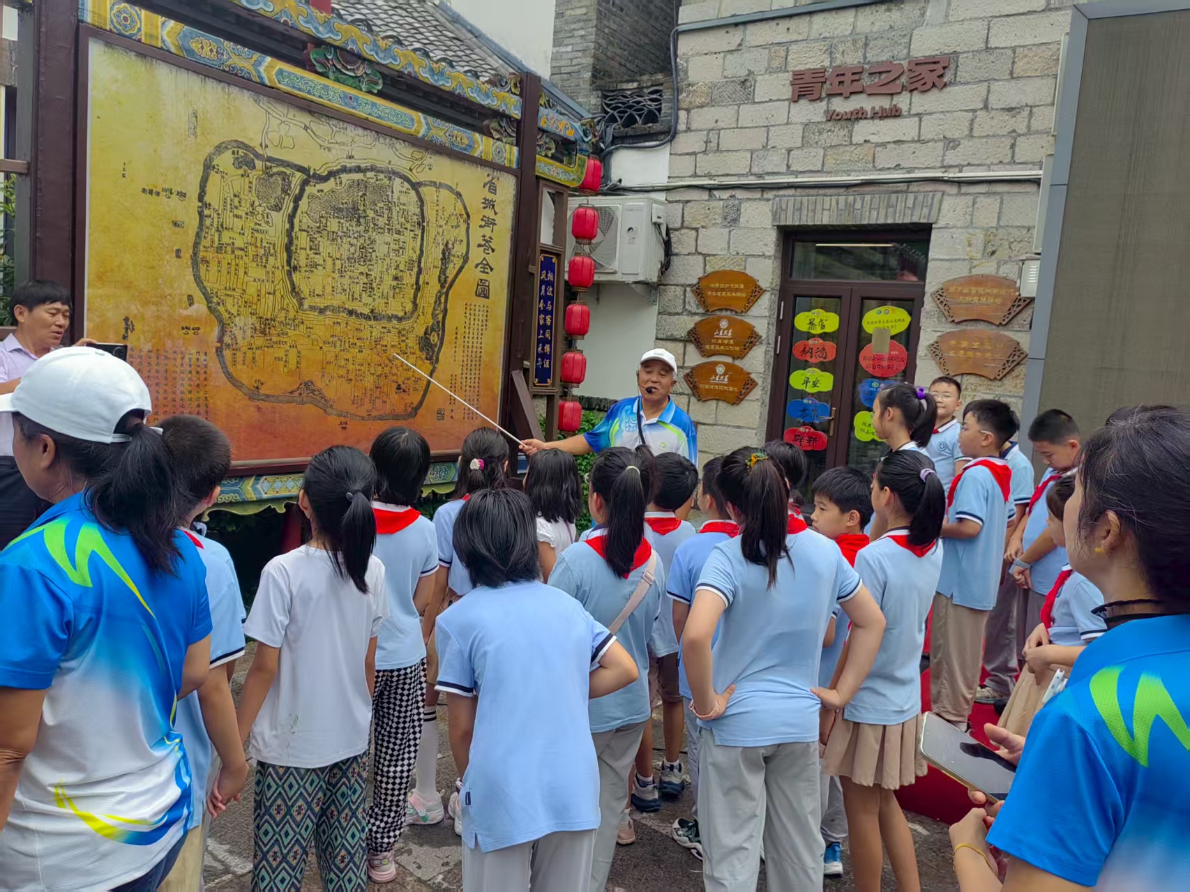 山东师范大学附属小学四(一)中队开展“听老济南人讲古城建筑之美”主题寻访实践活动