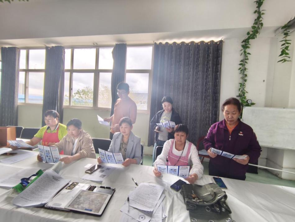 民生银行泰安宝龙广场社区支行进企业开展防范非法集资宣传活动