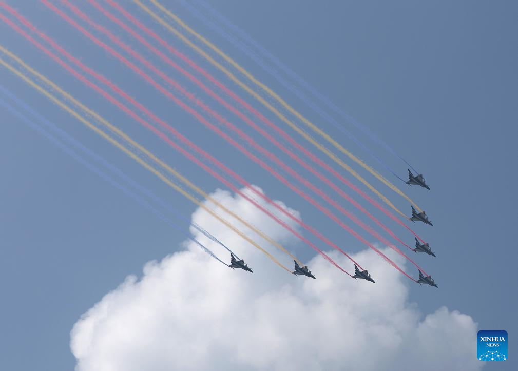 /День Победы/ Парад в честь Дня Победы в Китае завершился пролетом эскадрильи учебных самолетов