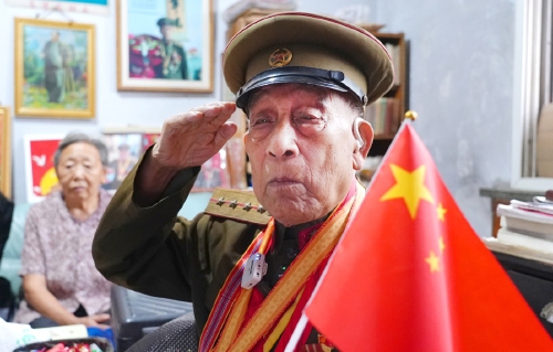 盛世如愿 初心不渝 百岁老兵滕西远用军礼深情致敬