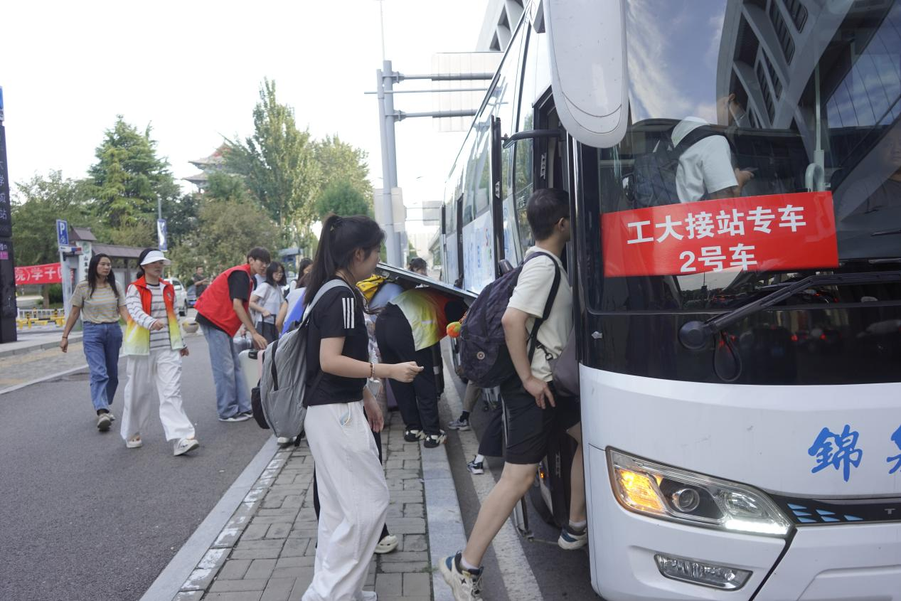 专车温暖学子返校路——“回家啦”
