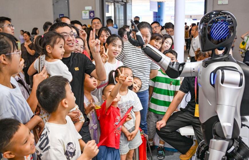 시선 확~ '2025 세계스마트산업박람회'에 등장한 휴머노이드 로봇