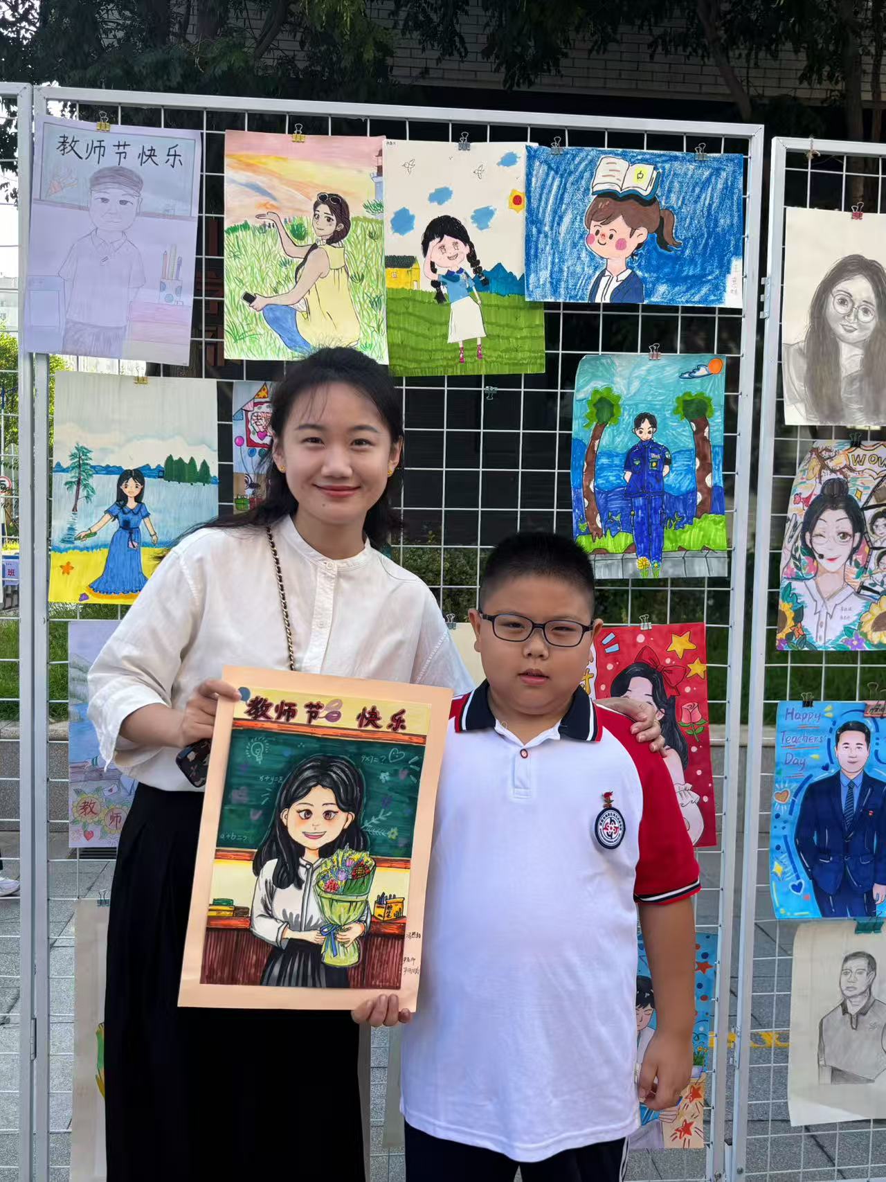 一眼认出你，孩子的画笔下，最美的你