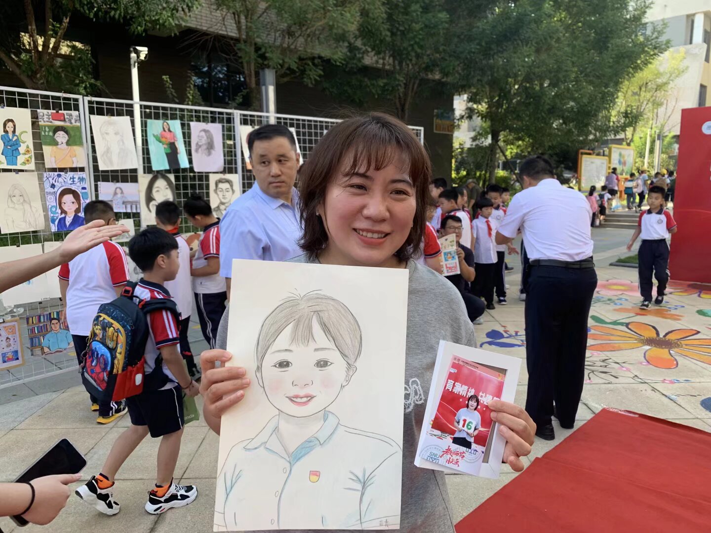 一眼认出你，孩子的画笔下，最美的你