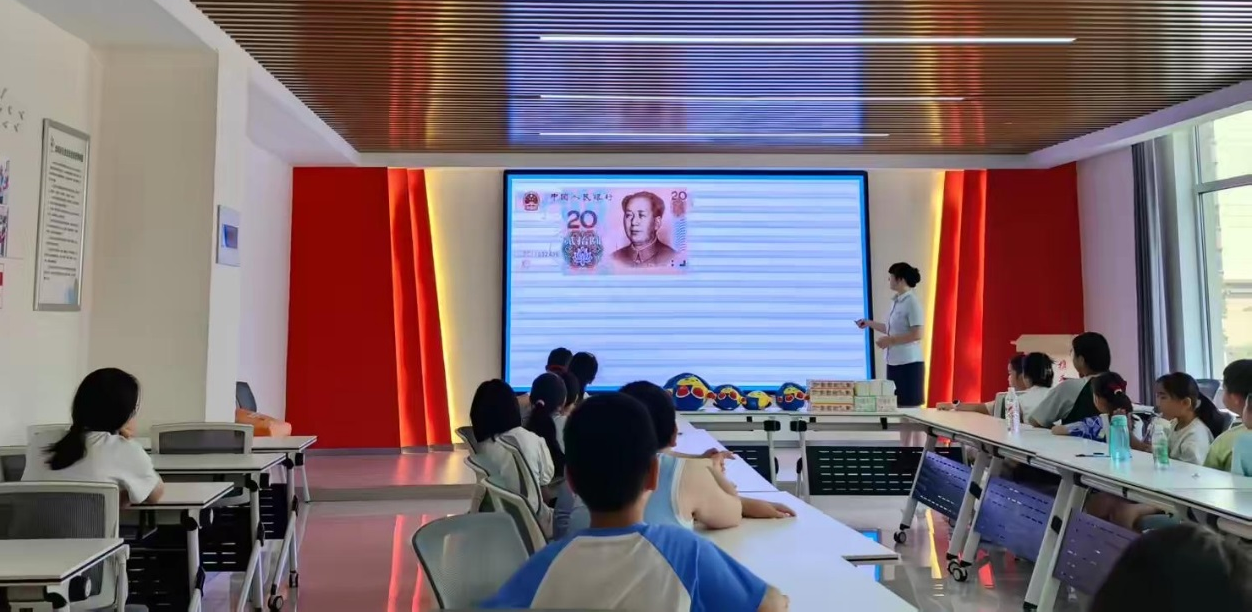 建行济南济阳支行:为社区小朋友赠送人民币反假知识“大礼包”