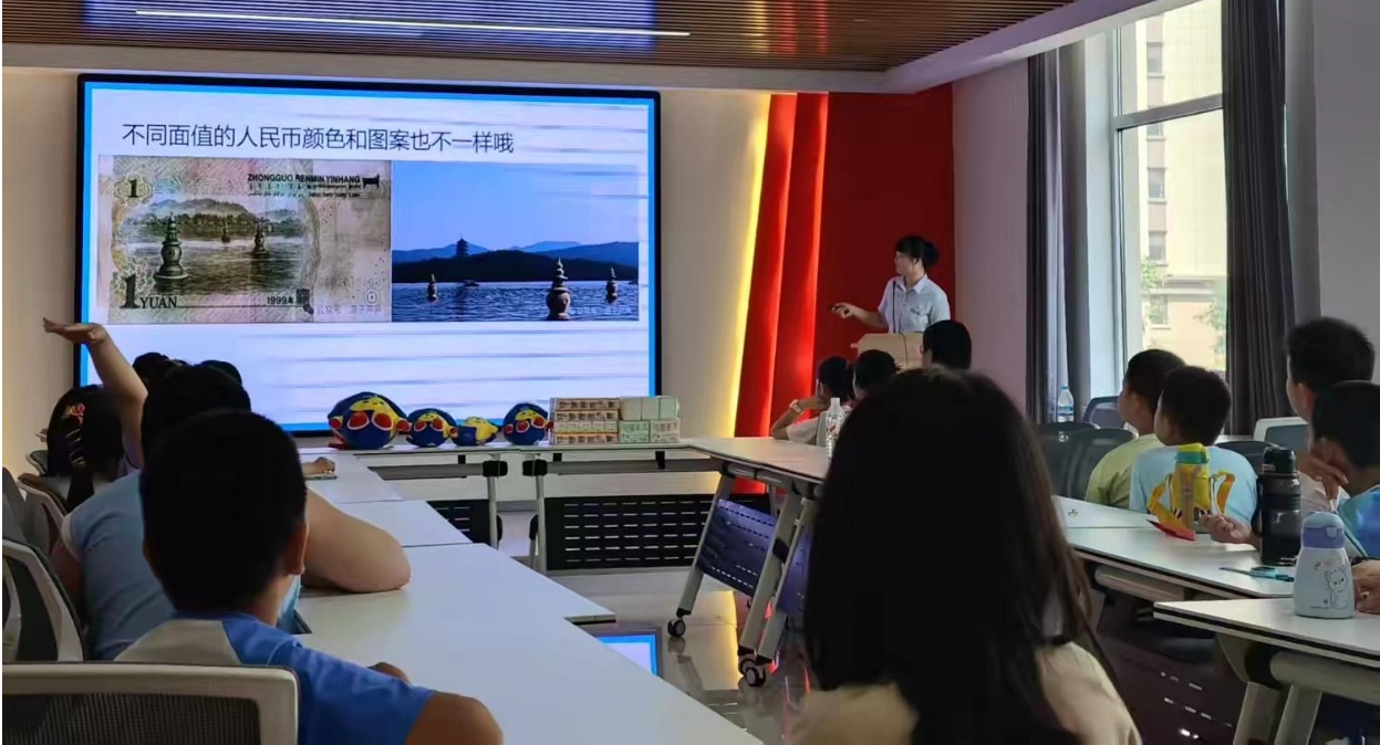 建行济南济阳支行:为社区小朋友赠送人民币反假知识“大礼包”