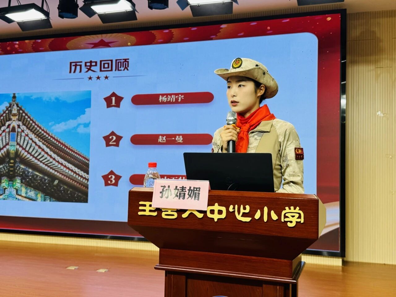 【爱无巨细·情满校园】【队活动】英姿飒爽进校园 阅兵女兵点燃少先队员爱国情——九·三阅兵女兵进校园开展爱国主义宣讲活动