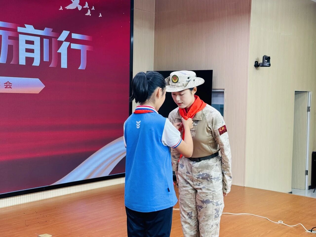 【爱无巨细·情满校园】【队活动】英姿飒爽进校园 阅兵女兵点燃少先队员爱国情——九·三阅兵女兵进校园开展爱国主义宣讲活动