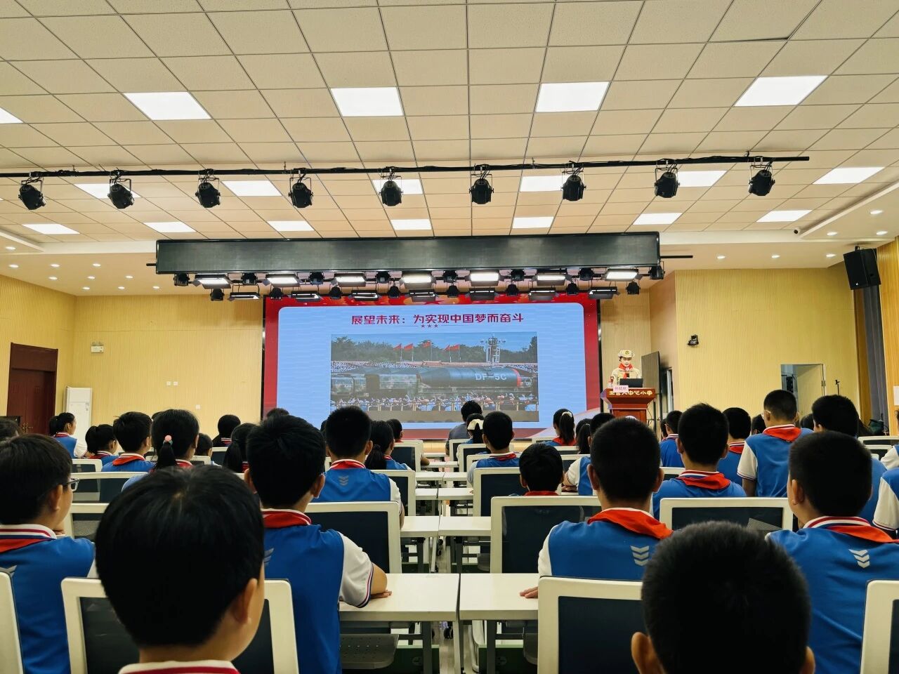 【爱无巨细·情满校园】【队活动】英姿飒爽进校园 阅兵女兵点燃少先队员爱国情——九·三阅兵女兵进校园开展爱国主义宣讲活动
