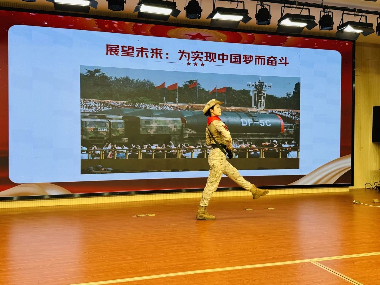 【爱无巨细·情满校园】【队活动】英姿飒爽进校园 阅兵女兵点燃少先队员爱国情——九·三阅兵女兵进校园开展爱国主义宣讲活动