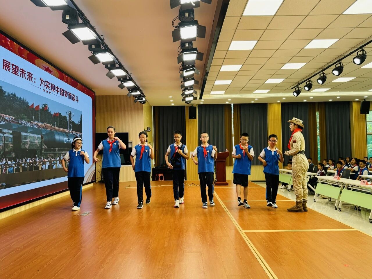 【爱无巨细·情满校园】【队活动】英姿飒爽进校园 阅兵女兵点燃少先队员爱国情——九·三阅兵女兵进校园开展爱国主义宣讲活动