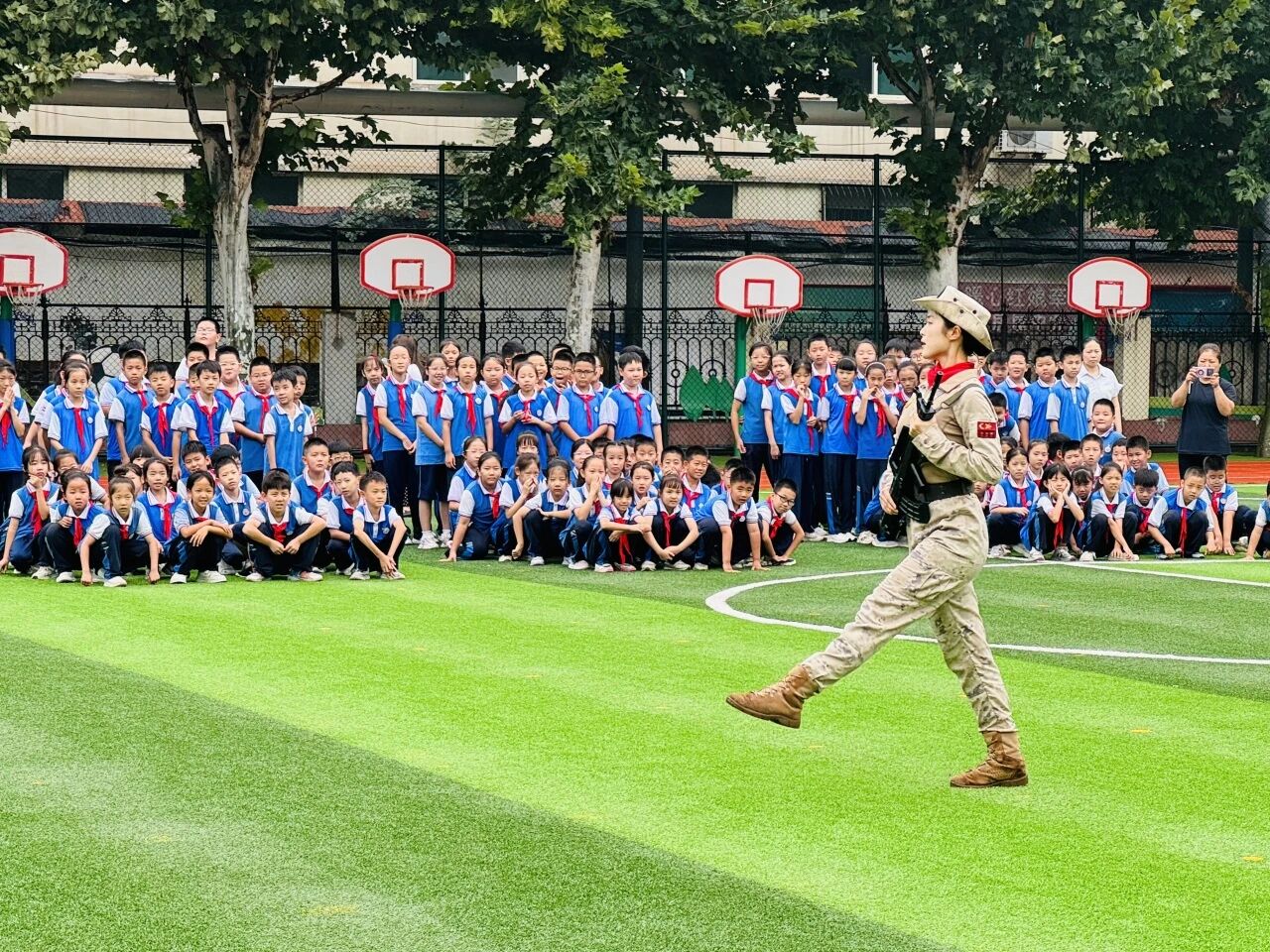 【爱无巨细·情满校园】【队活动】英姿飒爽进校园 阅兵女兵点燃少先队员爱国情——九·三阅兵女兵进校园开展爱国主义宣讲活动