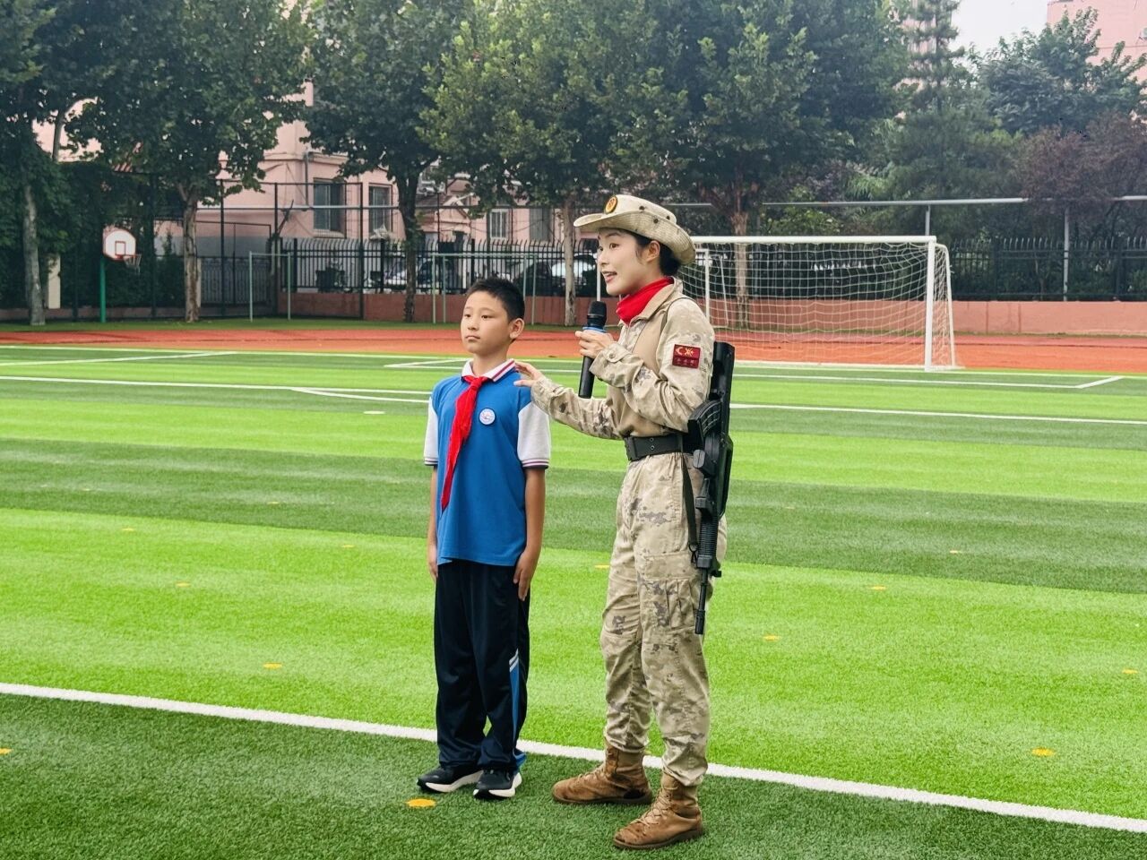 【爱无巨细·情满校园】【队活动】英姿飒爽进校园 阅兵女兵点燃少先队员爱国情——九·三阅兵女兵进校园开展爱国主义宣讲活动