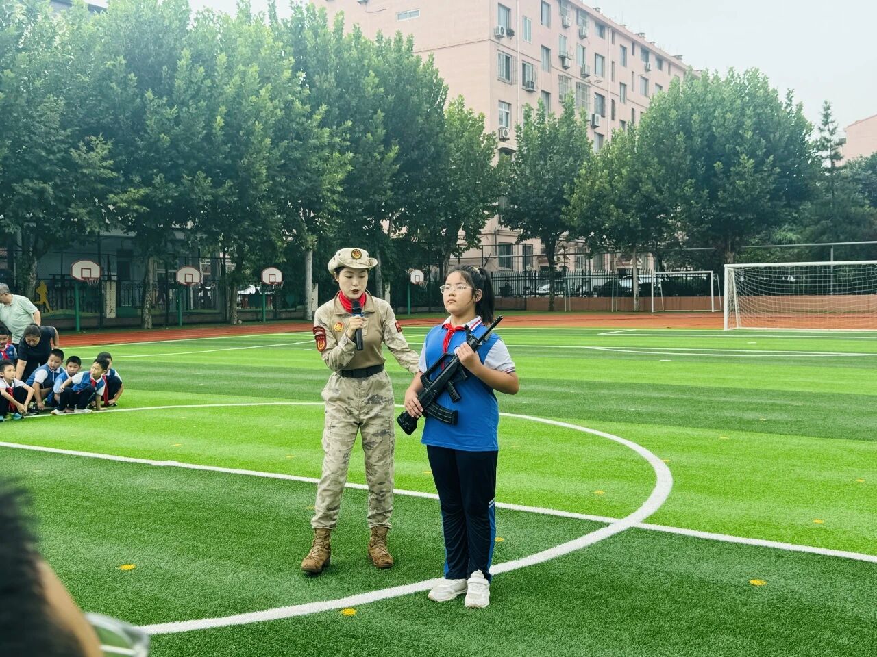 【爱无巨细·情满校园】【队活动】英姿飒爽进校园 阅兵女兵点燃少先队员爱国情——九·三阅兵女兵进校园开展爱国主义宣讲活动