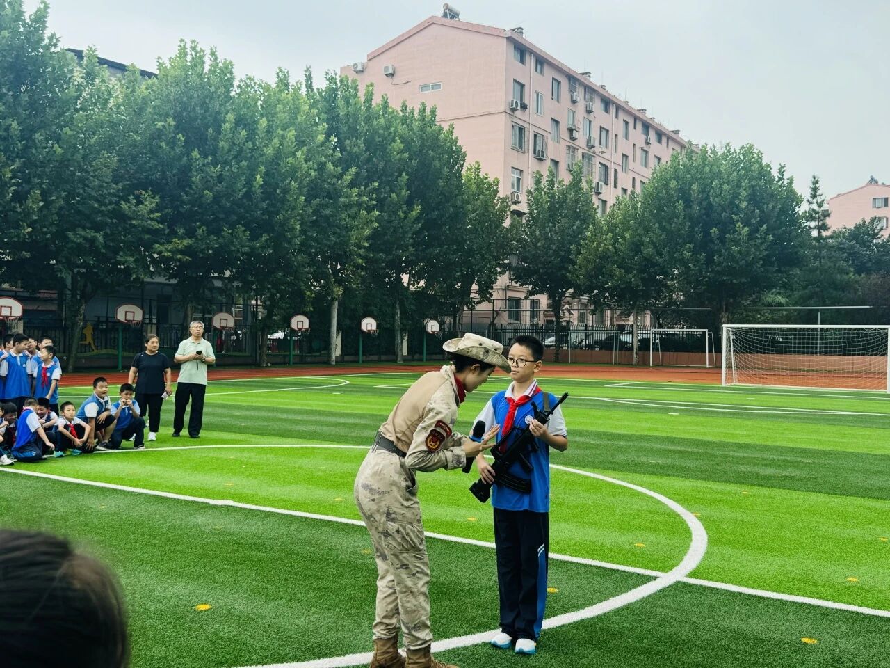 【爱无巨细·情满校园】【队活动】英姿飒爽进校园 阅兵女兵点燃少先队员爱国情——九·三阅兵女兵进校园开展爱国主义宣讲活动