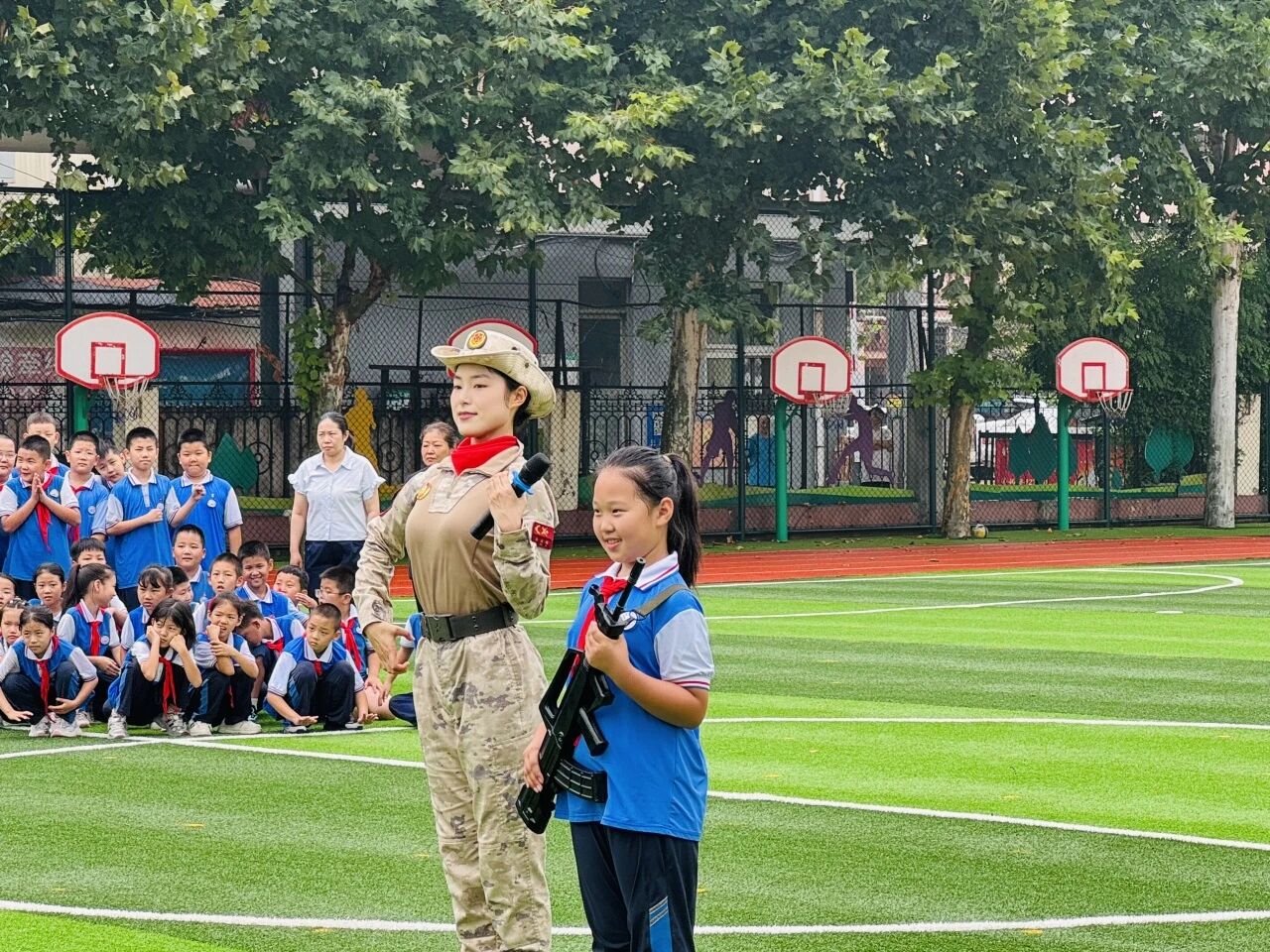 【爱无巨细·情满校园】【队活动】英姿飒爽进校园 阅兵女兵点燃少先队员爱国情——九·三阅兵女兵进校园开展爱国主义宣讲活动