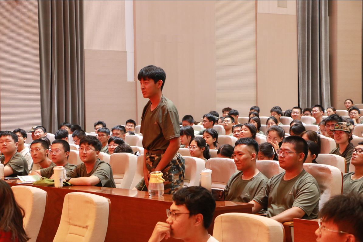 做一名“大写”的齐鲁医学人——王兴步做客“医路成长”讲坛为新生讲授第一课